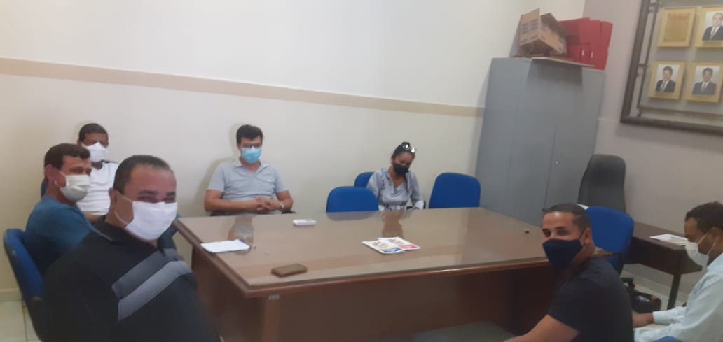 Foto 2 de 3 — Vereadores de Trabiju se reúnem com prefeito para discussão de novas medidas de combate ao coronavírus